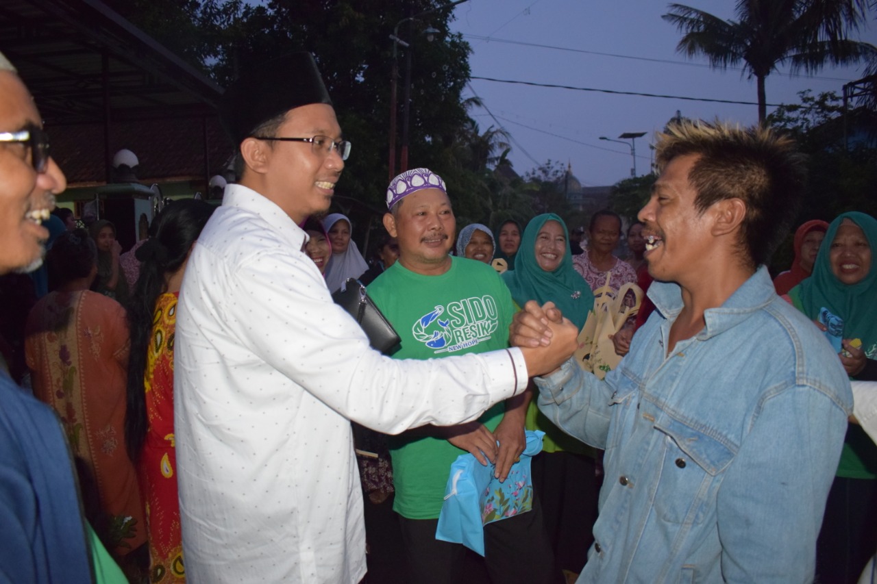 Bakal calon Bupati Sidoarjo Ahmad Muhdlor Ali (Gus Muhdlor) saat menyambangi pasar di desa Sepande, Candi, Selasa, 21 Januari 2020. (Foto: Istimewa)