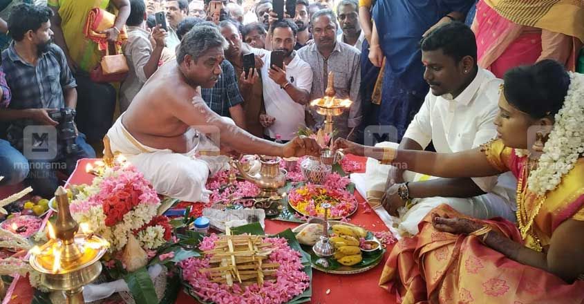 Pernikahan Anju Ashokan sesuai ritual agama yang dianutnya, Hindu, digelar secara gotong royong oleh jemaah dan pengurus masjid. (Foto: The Telegraph)