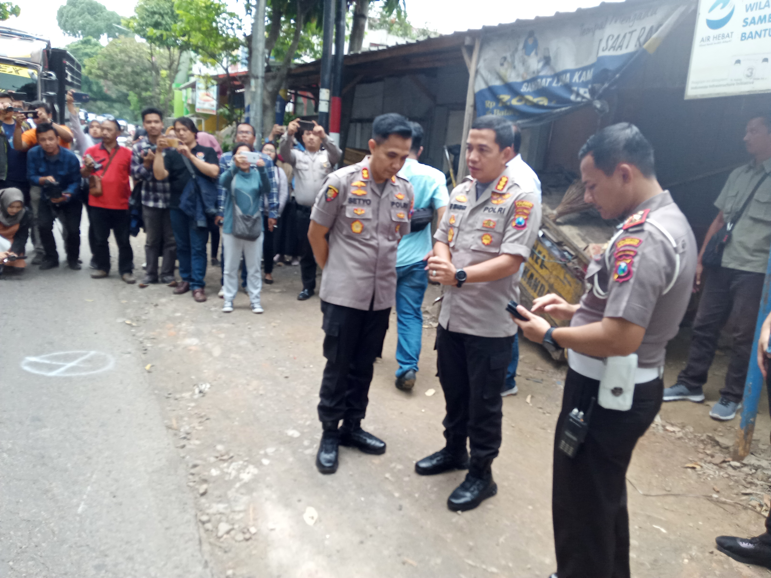 Kapolresta Malang Kota, Kombes Pol Leonardus Simarmata saat meninjau lokasi kejadian di Jalan Ki Ageng Gribig, Kedungkandang, Kota Malang (Foto: Theo/ngopibareng.id)