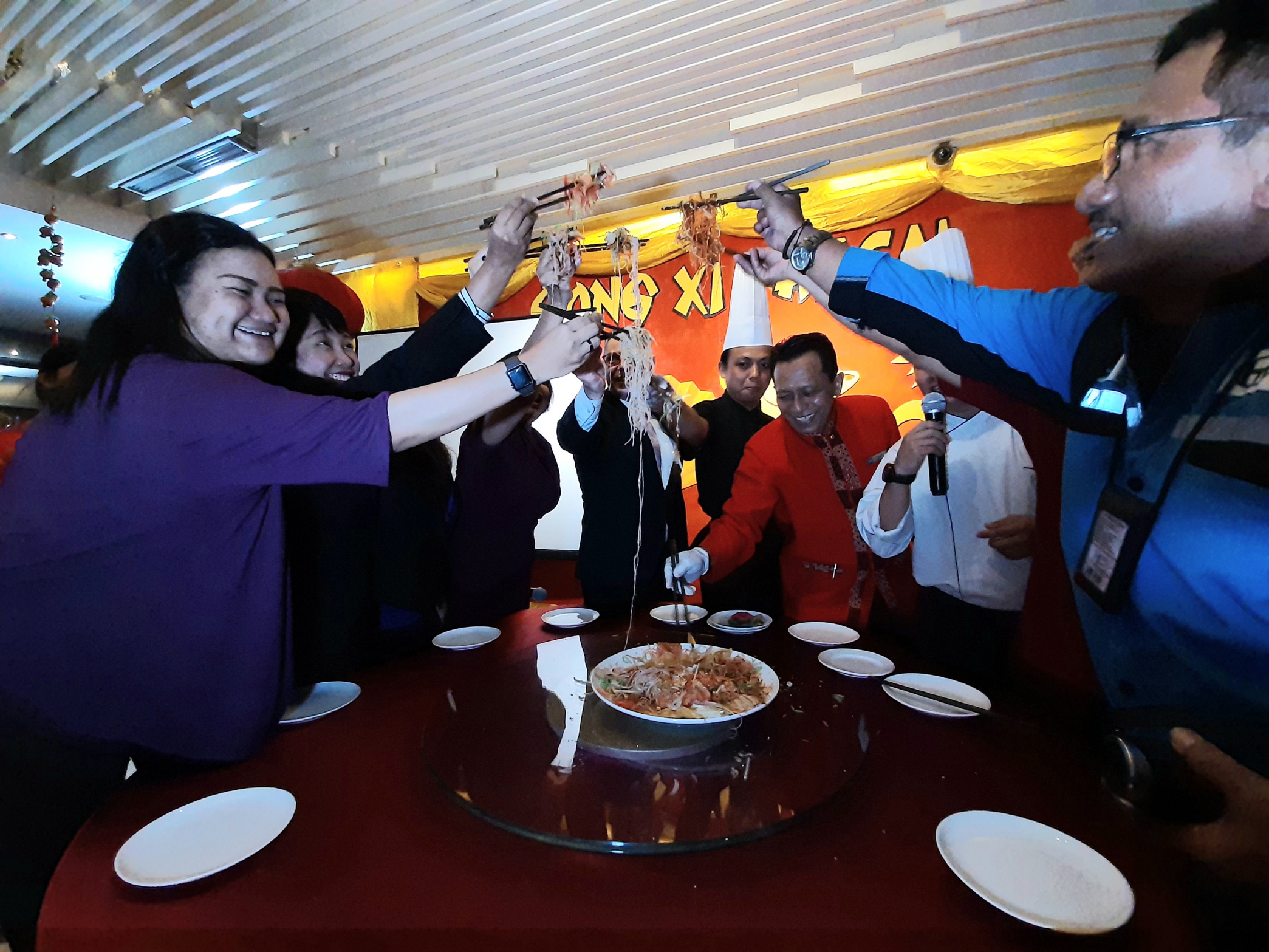 Ritual makan bareng yee shang saat perayaan imlek. (Foto: Pita/Ngopibareng.id)