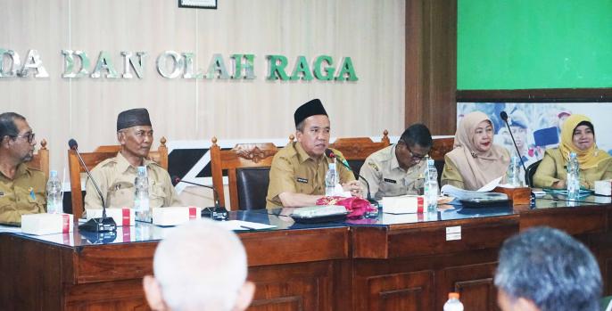 Wabup Pasuruan KH Mujib Imron memimpin kegiatan pembinaan staf di dispora. (Foto: Humas)