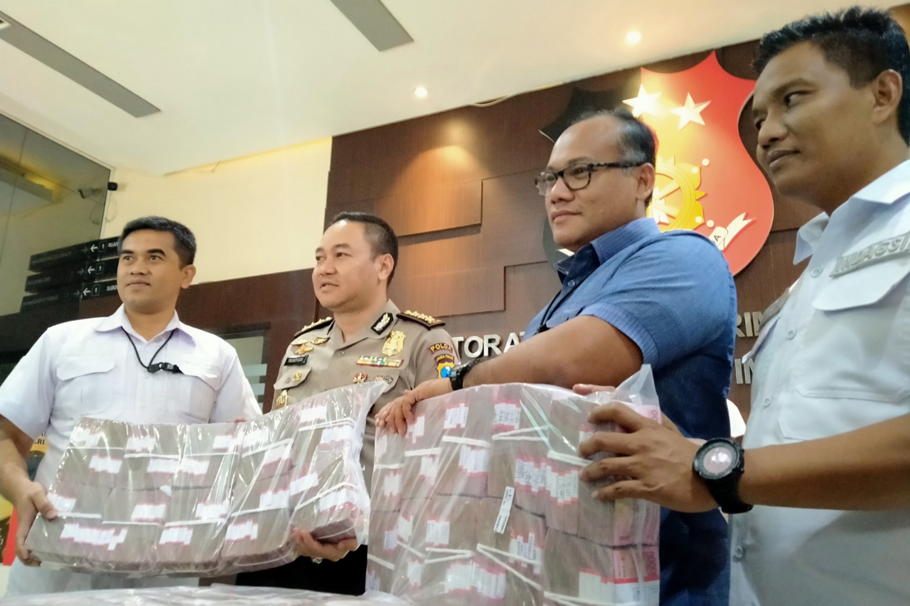 Direktur Ditreskrimsus Polda Jatim, Kombes Pol Gidion Arif Setyawan bersama Kabid Humas Polda Jatim, Kombes Pol Trunoyudo Wisnu Andiko menunjukkan barang bukti uang Rp4,1 miliar yang diamankan. (Foto: Fariz/ngopibareng.id)