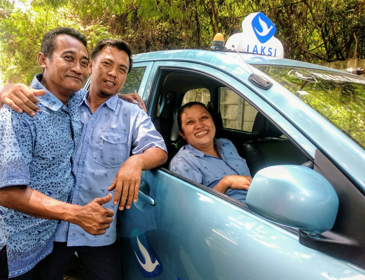 Astuti bersama rekannya sesama sopir taksi yang mangkal di area Stasiun Gubeng Baru, Surabaya. (Foto: Rizqi/ngopibareng.id)