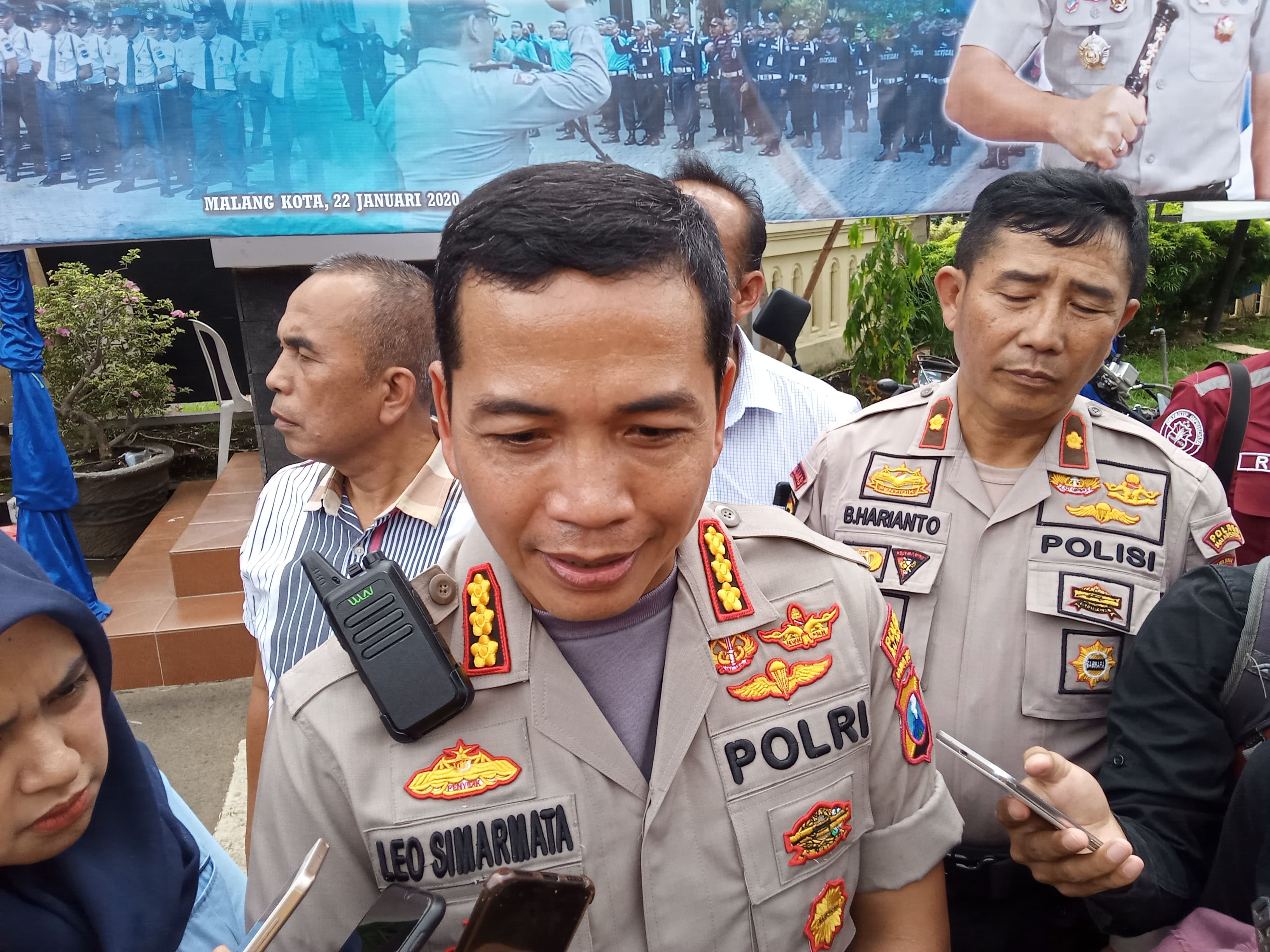 Kapolresta Malang Kota, Kombes Pol Leonardus Harapantua Simarmata Permata saat diwawancarai di halaman Mapolresta Malang Kota. (Foto: Theo/ngopibareng.id)