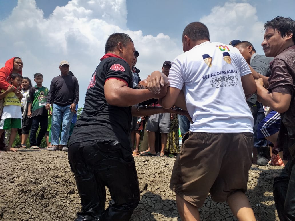 Proses evakuasi bocah yang tenggelam di Waduk Bandar Rejo. (Foto: Faiq/ngopibareng.id)