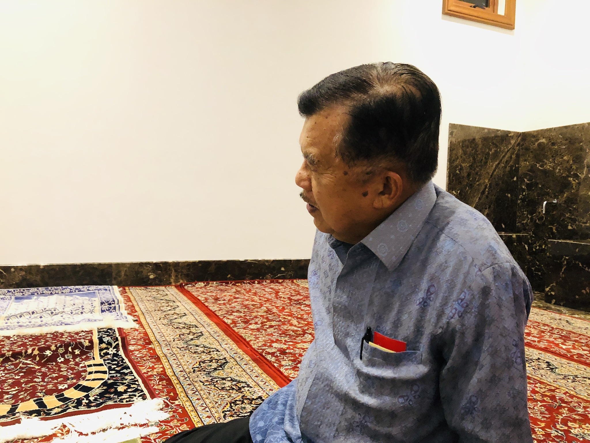 Bersantai sejenak usai salat Maghrib di Mushalla rumahnya.
