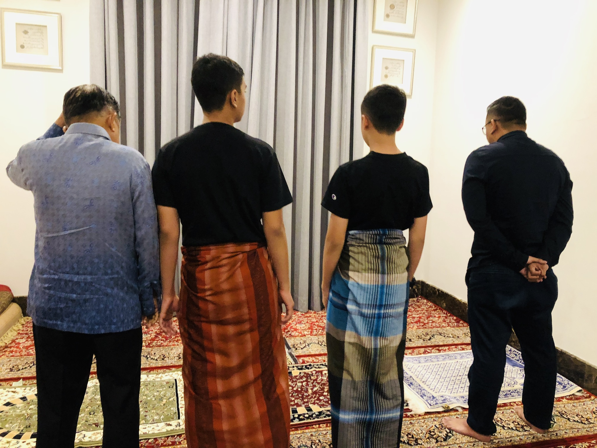 Bersiap salat jamaah Maghrib berjamaah bersama cucu-cucu JK.