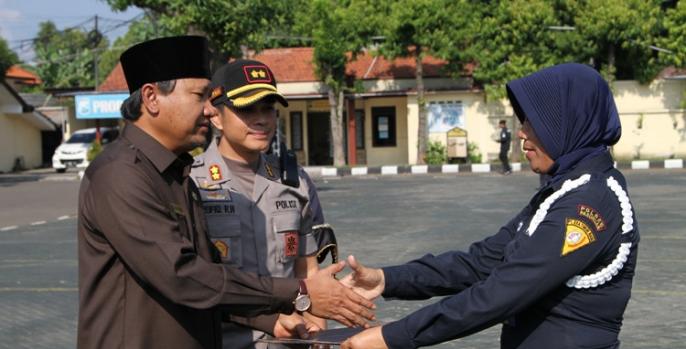 Bupati Pasuruan memberikan hadiah kepada salah satu satpam yang memenangi lomba jelang HUT Satpam ke-49. (Foto: Dok Humas)