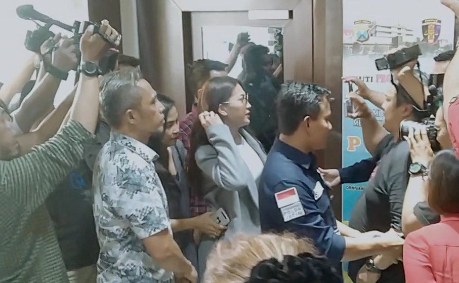 Artis Tata Janeeta saat memasuki Gedung Ditreskrimsus Polda Jatim, Surabaya, Rabu 22 Januari 2020. Kedatangannya kali ini untuk memberikan keterangan terkait hubungannya dengan MeMiles yang melakukan praktik invetasi bodong. (Foto: Fariz/ngopibareng.id)