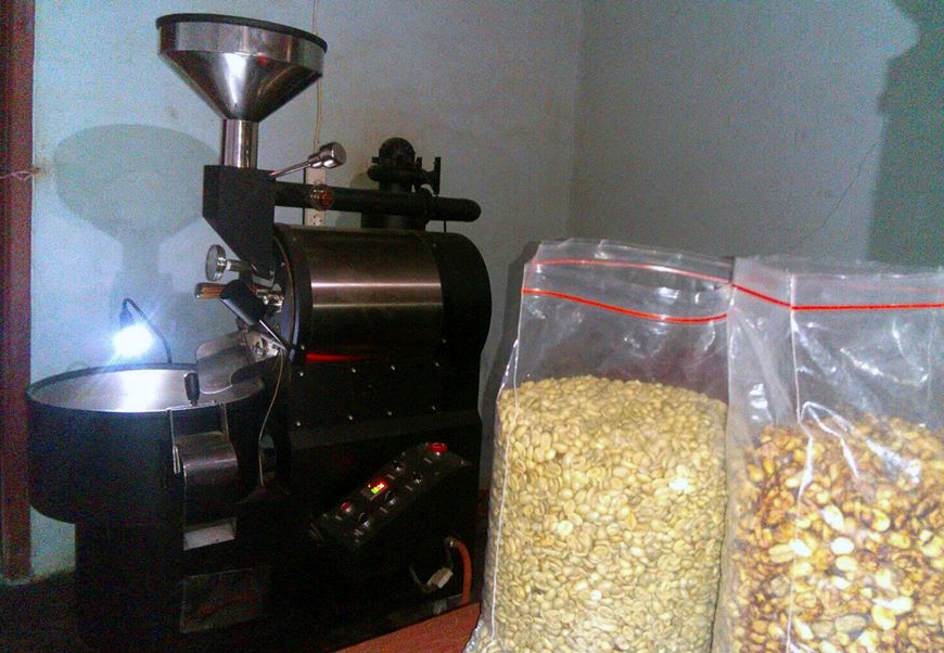 Biji biji kopi (Arabica) siap disangrai dengan mesin moderen