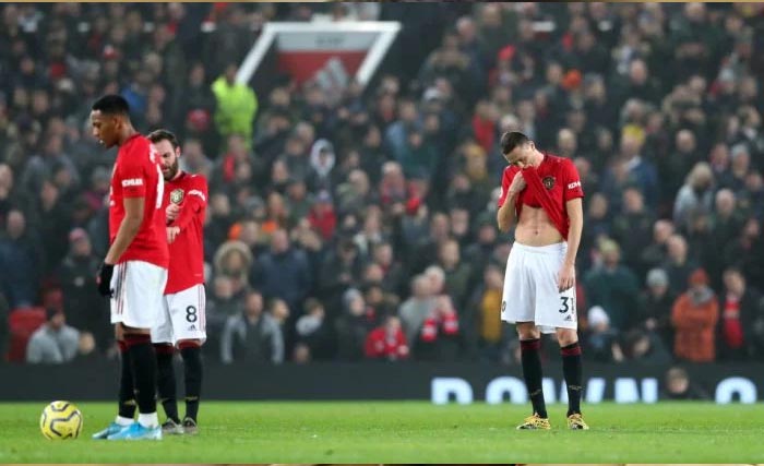 Para pemain MU tertuntuk usai dikalahkan tamunya Burnley 0-2 hari Kamis dini hari. (Foto:Reuters)