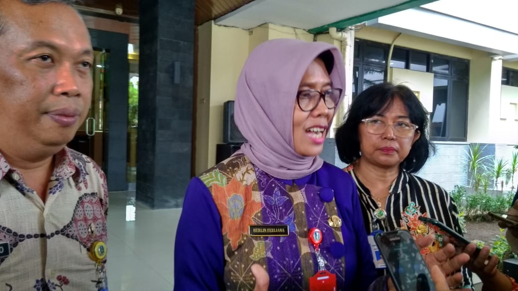 Kepala Dinas Kesehatan Jatim, Dr Herlin Ferliana (tengah) saat memberi keterangan kepada awak media. Dinkes jatim menyiapkan sejumlah langkah untuk mengantisipasi virus corona jenis baru.(Foto: Faiq/ngopibareng.id)