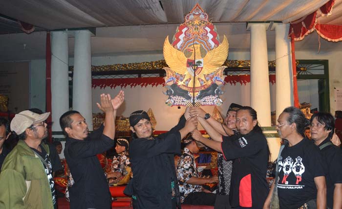 Penyerahan gunungan dari Wahyu Nugroho mewakili KGSP kepada dalang Ki Ardhi Purbo Antono sebelum  pementasan wayang kulit sebagai penutup  Gandheng-Renteng#6. (Foto:Dok.KGSP)