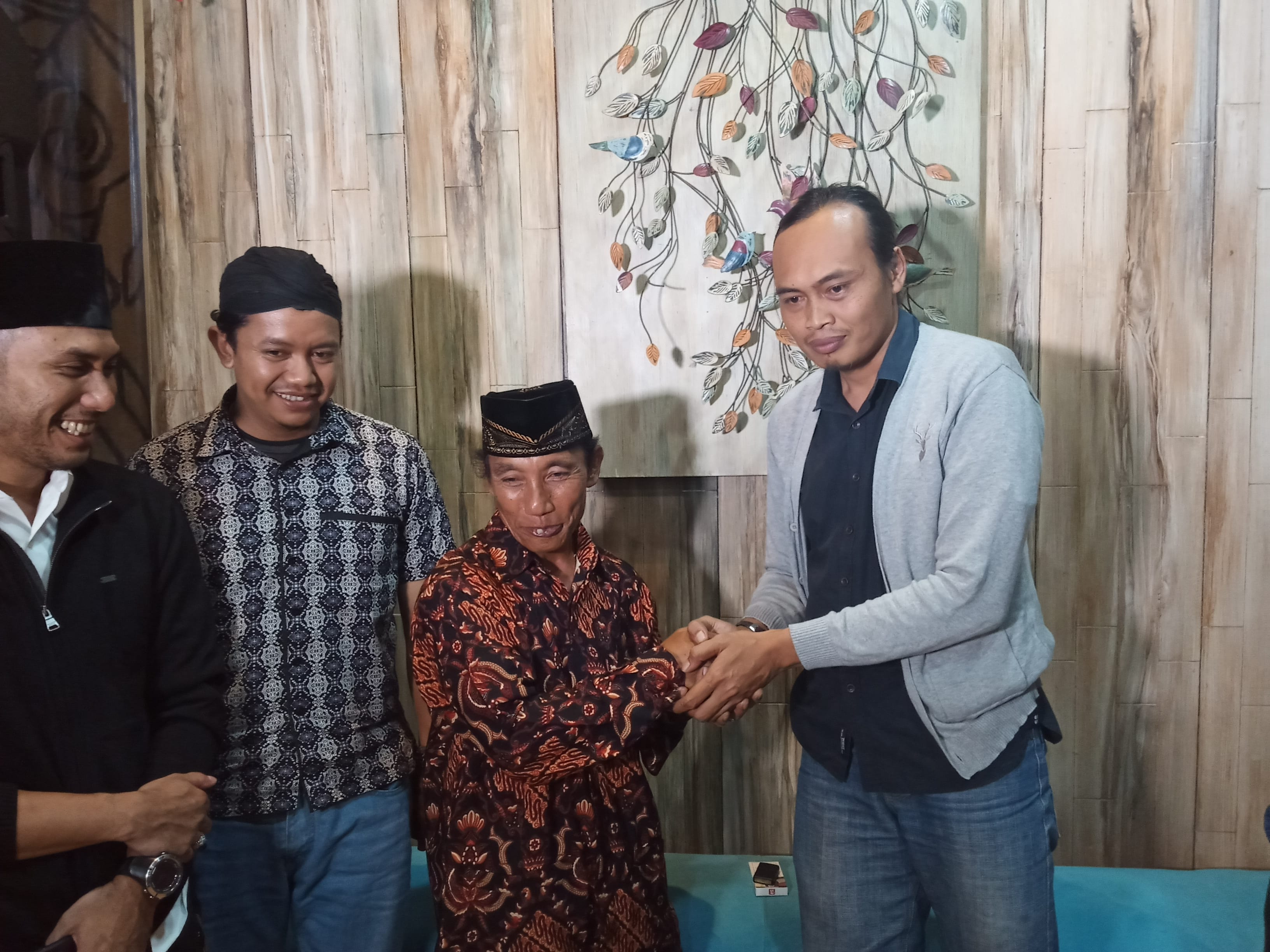 Ayah dari ZA (baju batik) dan Kuasa Hukum ZA, Bakti Reza Hidayat selepas pernyataan sikap untuk menerima vonis Hakim Pengadilan Negeri Kepanjen, Malang (Theo/ngopibareng.id)