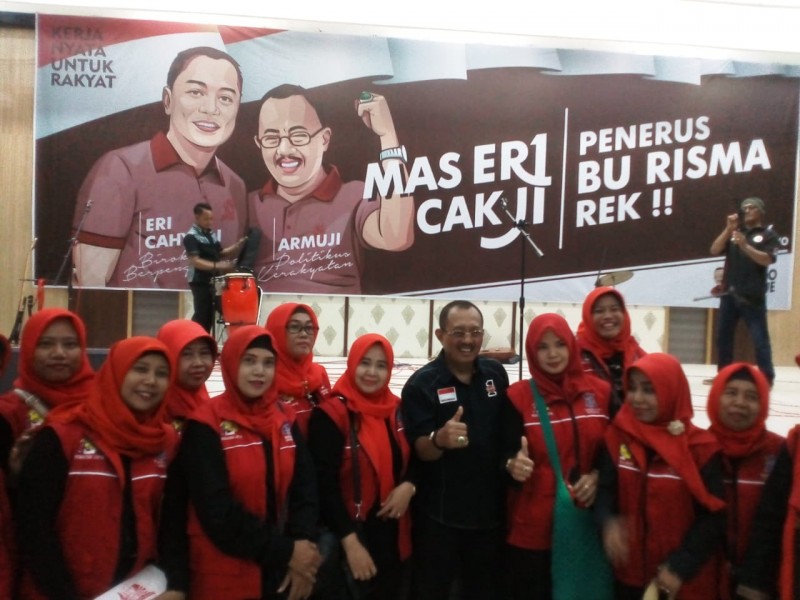 Armuji saat berpose dengan peserta acara di depan banner besar Eri-Armuji. (foto: dok. pribadi)