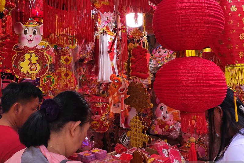 Suasana transaksi jual-beli di sebuah kios di Pecinan Glodok, Jakarta Barat, Kamis, 23 Januari 2020. (Foto: Antara)