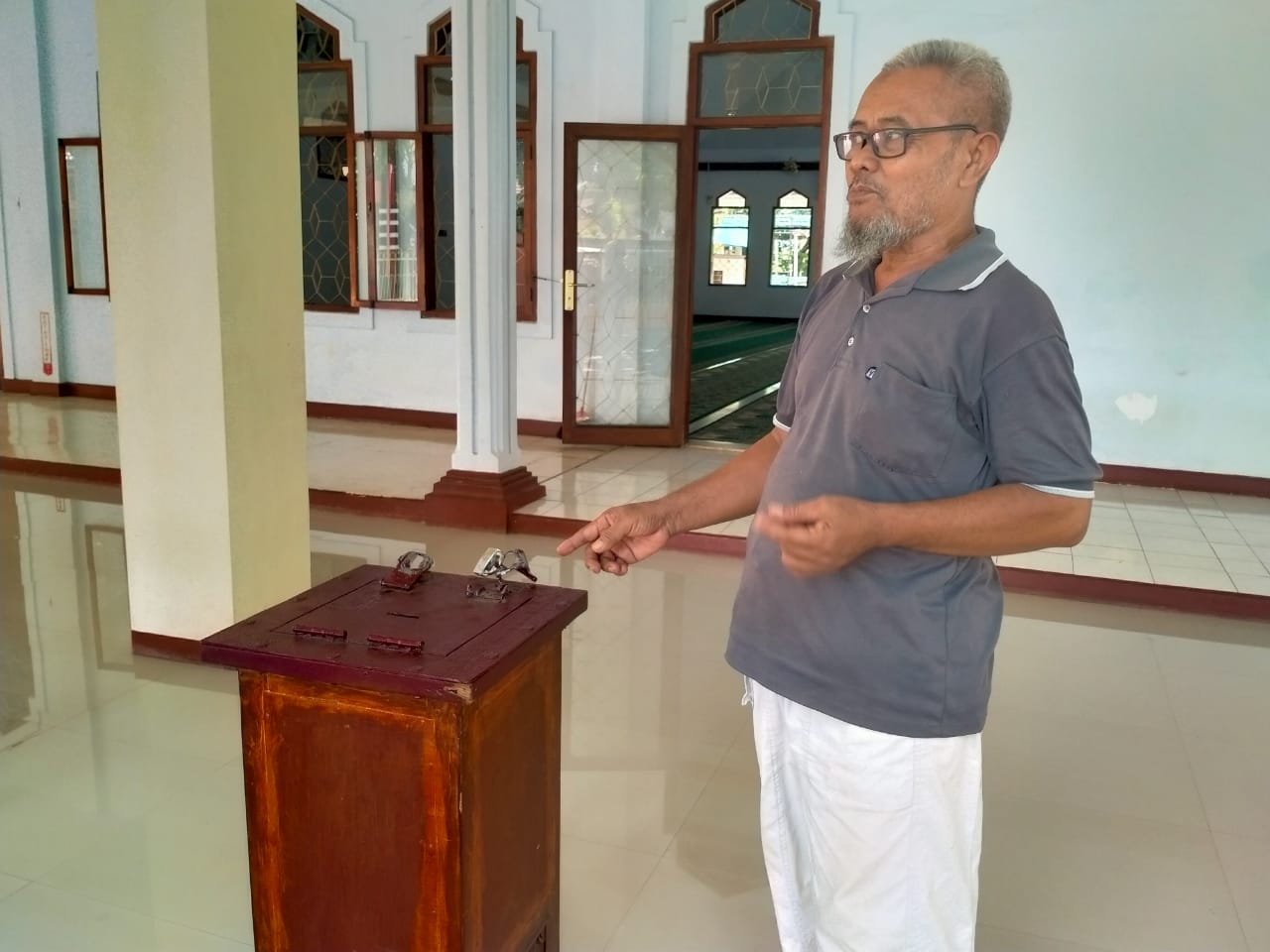 Kotak amal di Masjid Al Hidayah, Kota Probolinggo kembali dibobol pencuri. (Foto: Ikhsan/ngopibareng.id)