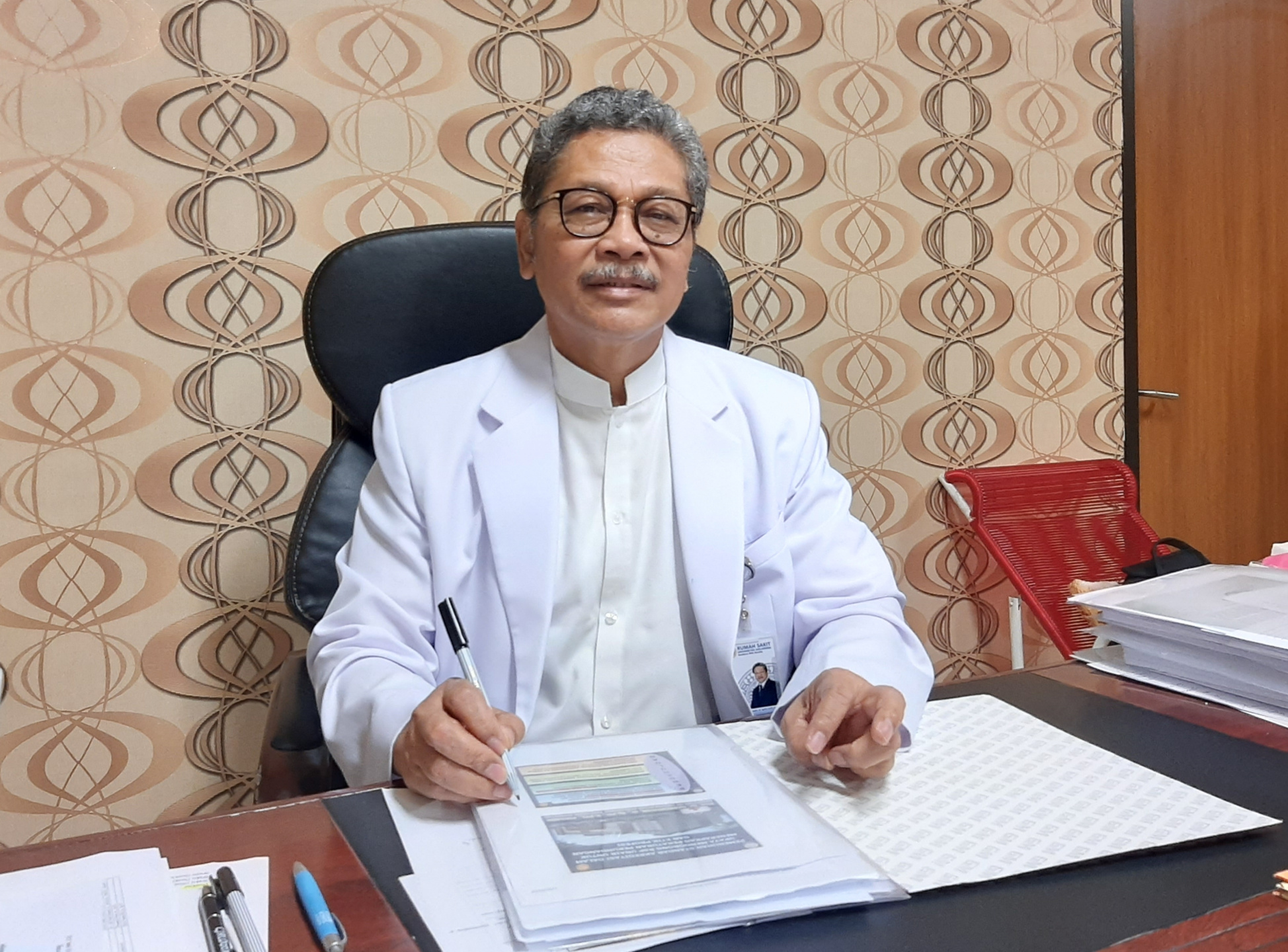 Prof. Dr.Nasronudin, dr.,Sp.PD, K-PTI, FINASIM  spesialis paru-paru saat ditemui di ruangannya. (Foto:Pita/Ngopibareng.id)