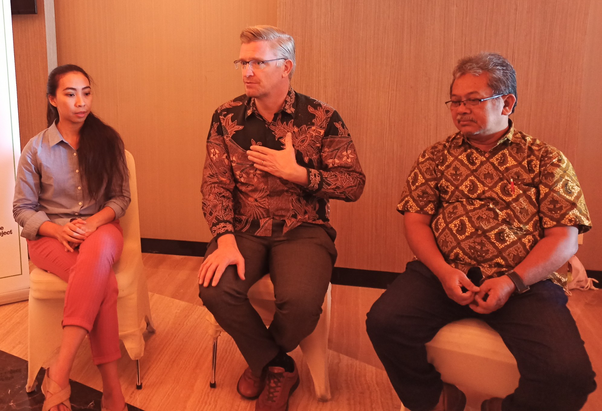 Senior Program Specialist Unesco, Hans Dencker Thulstrup (tengah) memberikan penjelasan tentang Youth Leadership Camp for Climate Crisis 2020 (Foto: Hujaini/ngopibareng.id)