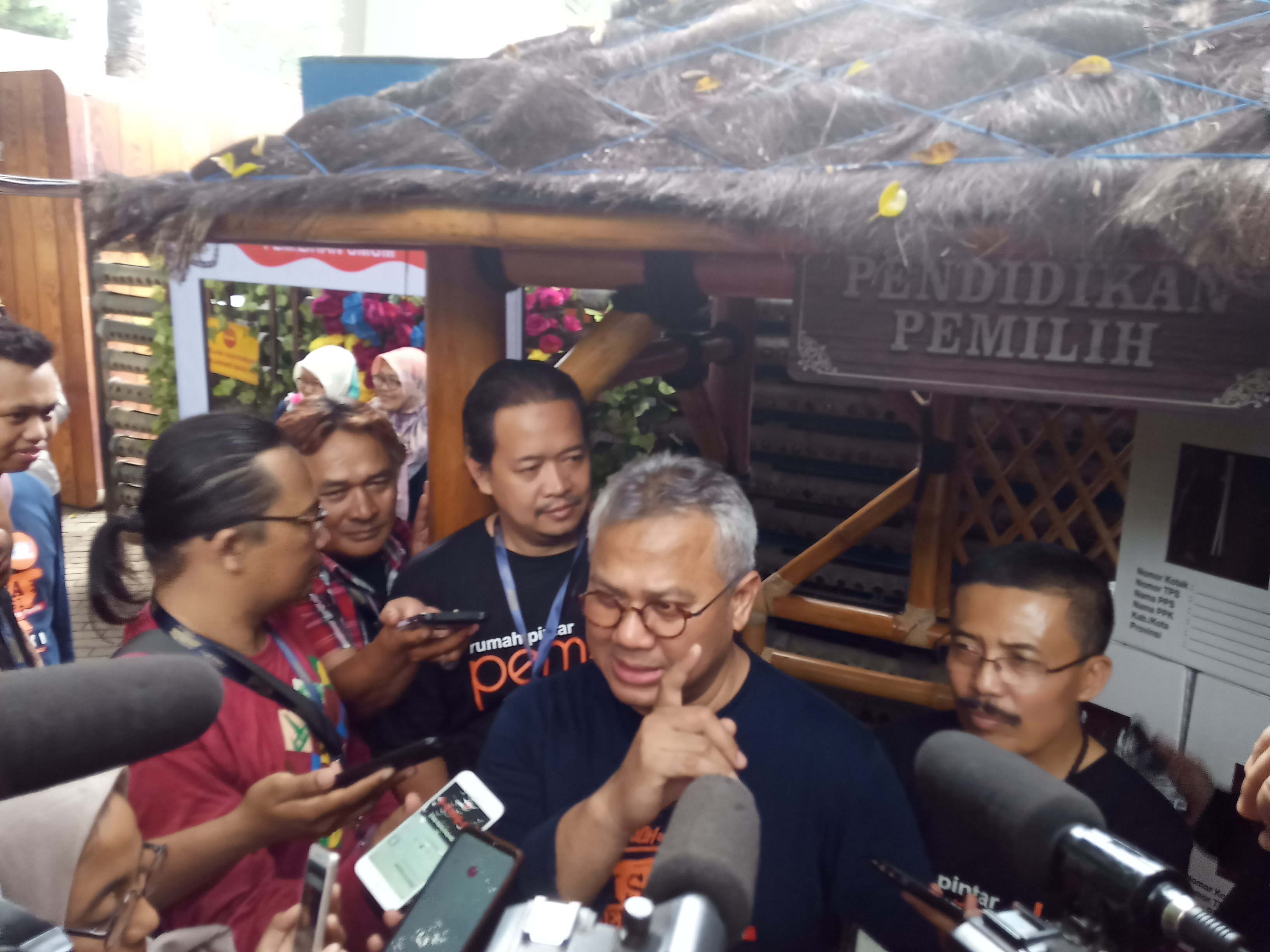 Ketua KPU RI, Arief Budiman saat diwawancarai di Jatim Park, Kota Batu. (Foto: Theo/ngopibareng.id)