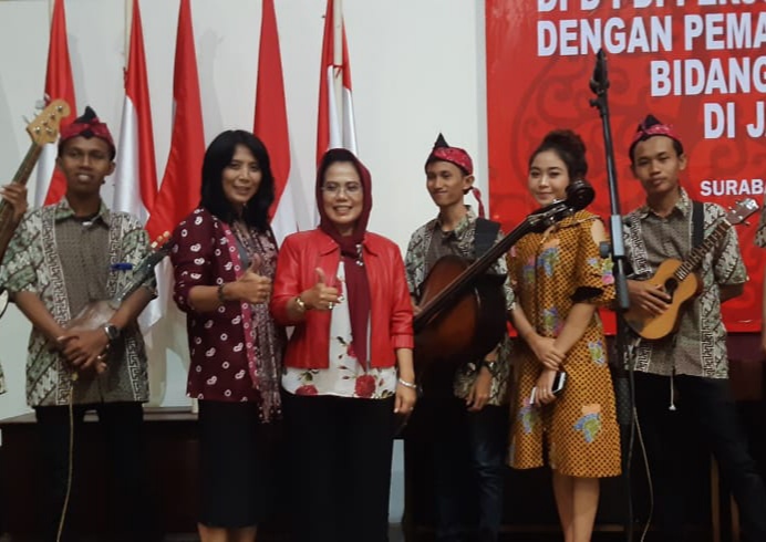 Sekertaris PDI Perjuangan Jatim, Sri Untari, saat bersama para seniman. (Foto: Faiq/ngopibareng.id)