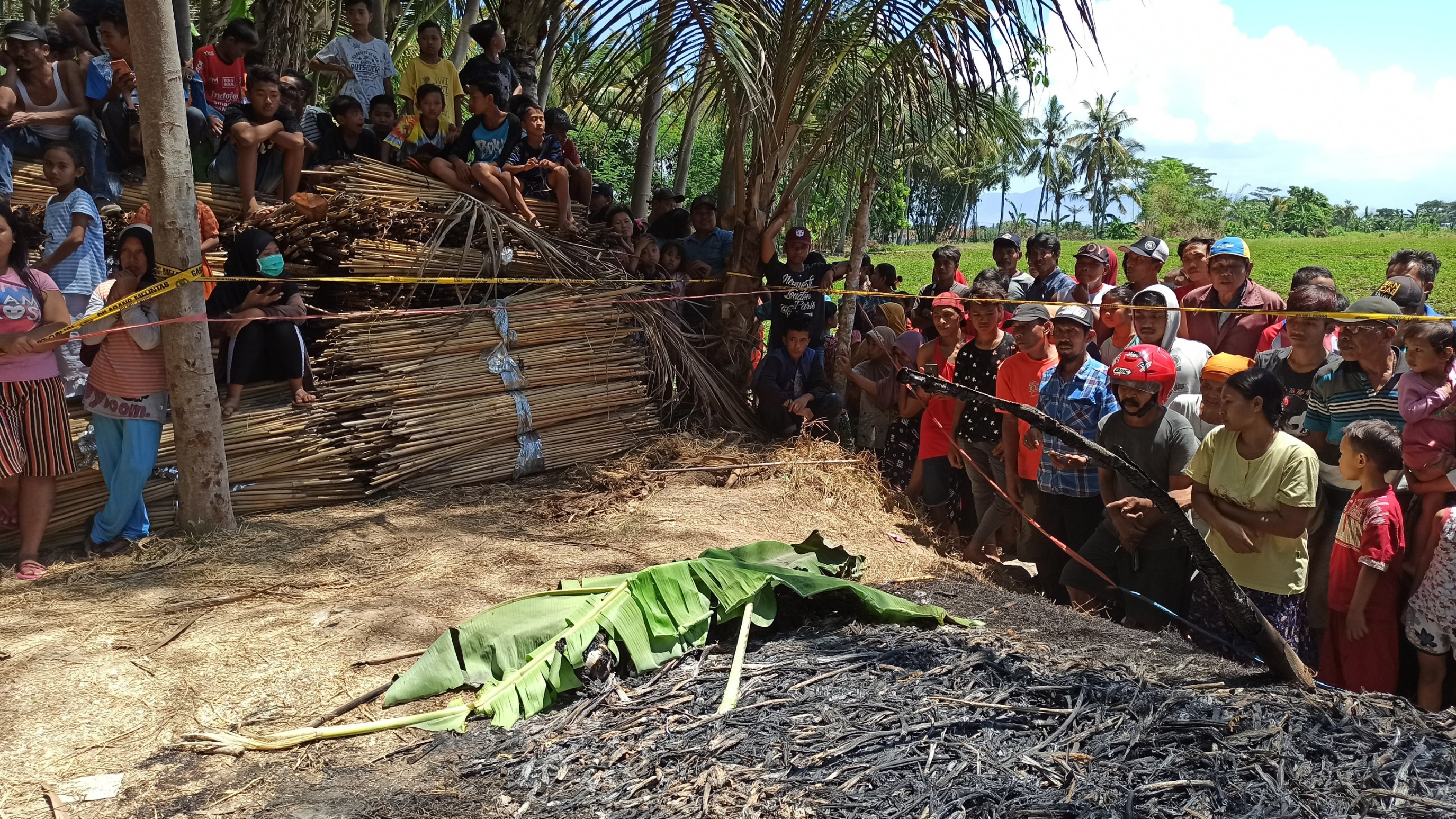 Sesosok tubuh yang diyakini seorang perempuan dalam kondisi hangus terbakar. Mayat inipun belum dikenali (foto : Hujaini/ngopibareng.id)