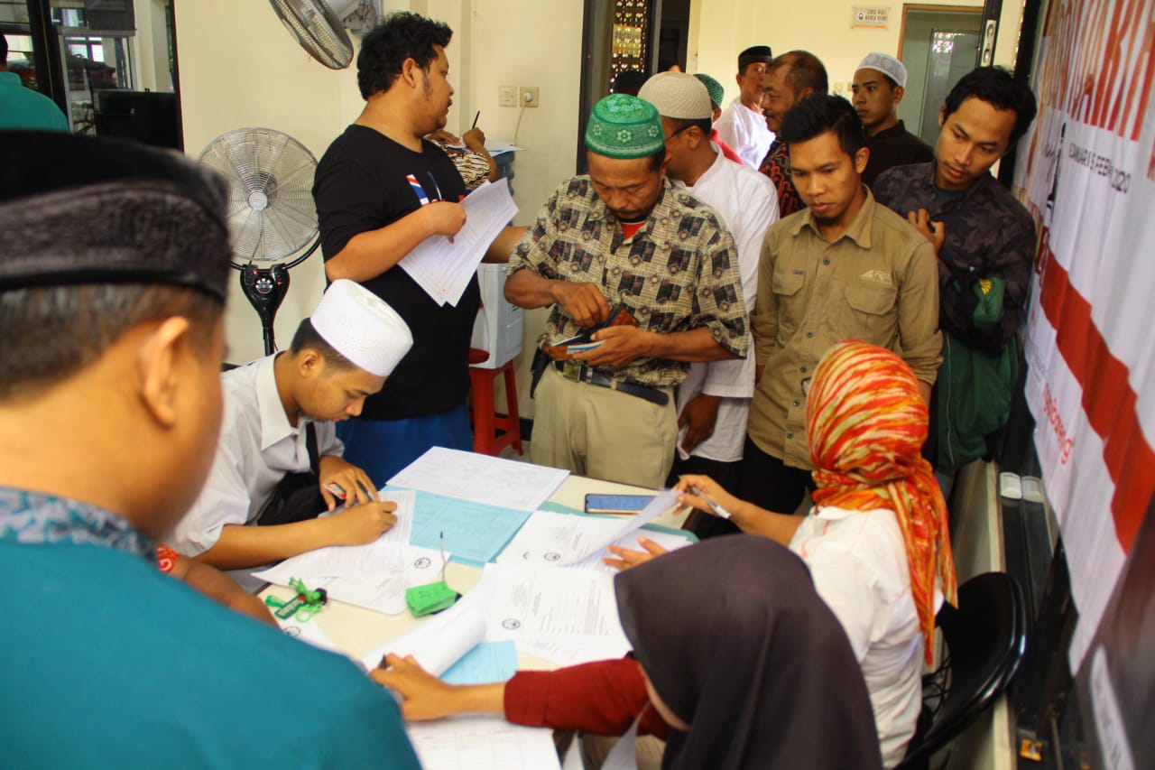 Jamaah Masjid Baitussalam Ketintang Madya antre mendaftar donor darah, Jumat 24 Januari 2020. (Foto Istimewa)