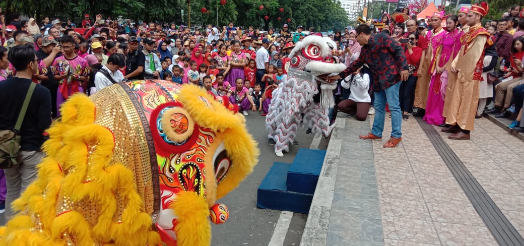 Pertunjukan Barongsai di depan Matos Kota Malang yang dipadati ribuan warga (Theo/ngopibareng.id)