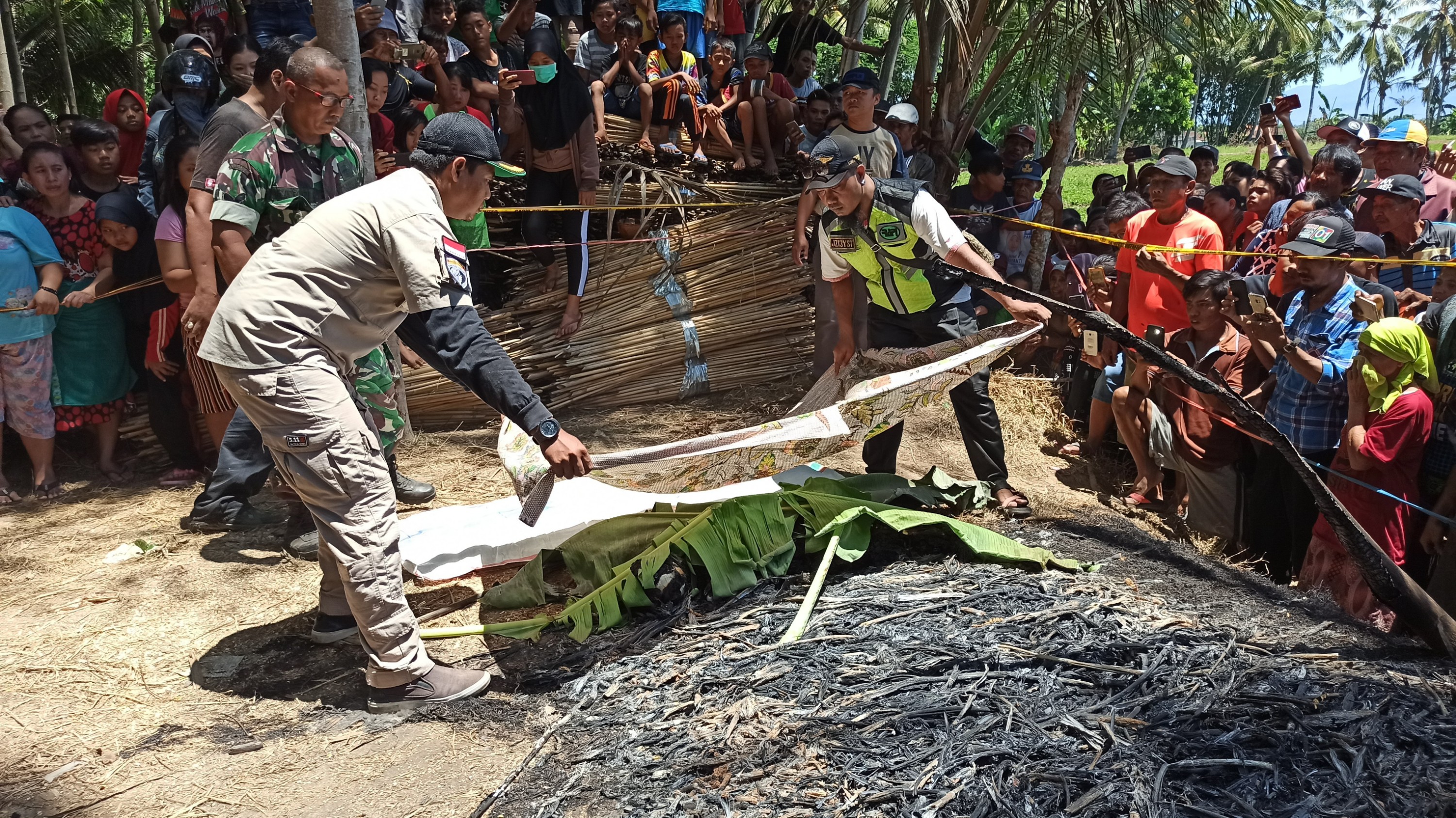 Petugas hendak mengevakuasi mayat perempuan yang hangus terbakar Polda Jatim turut terlibat dalam mengungkap identitas jenazah (foto : Hujaini/ngopibareng.id)