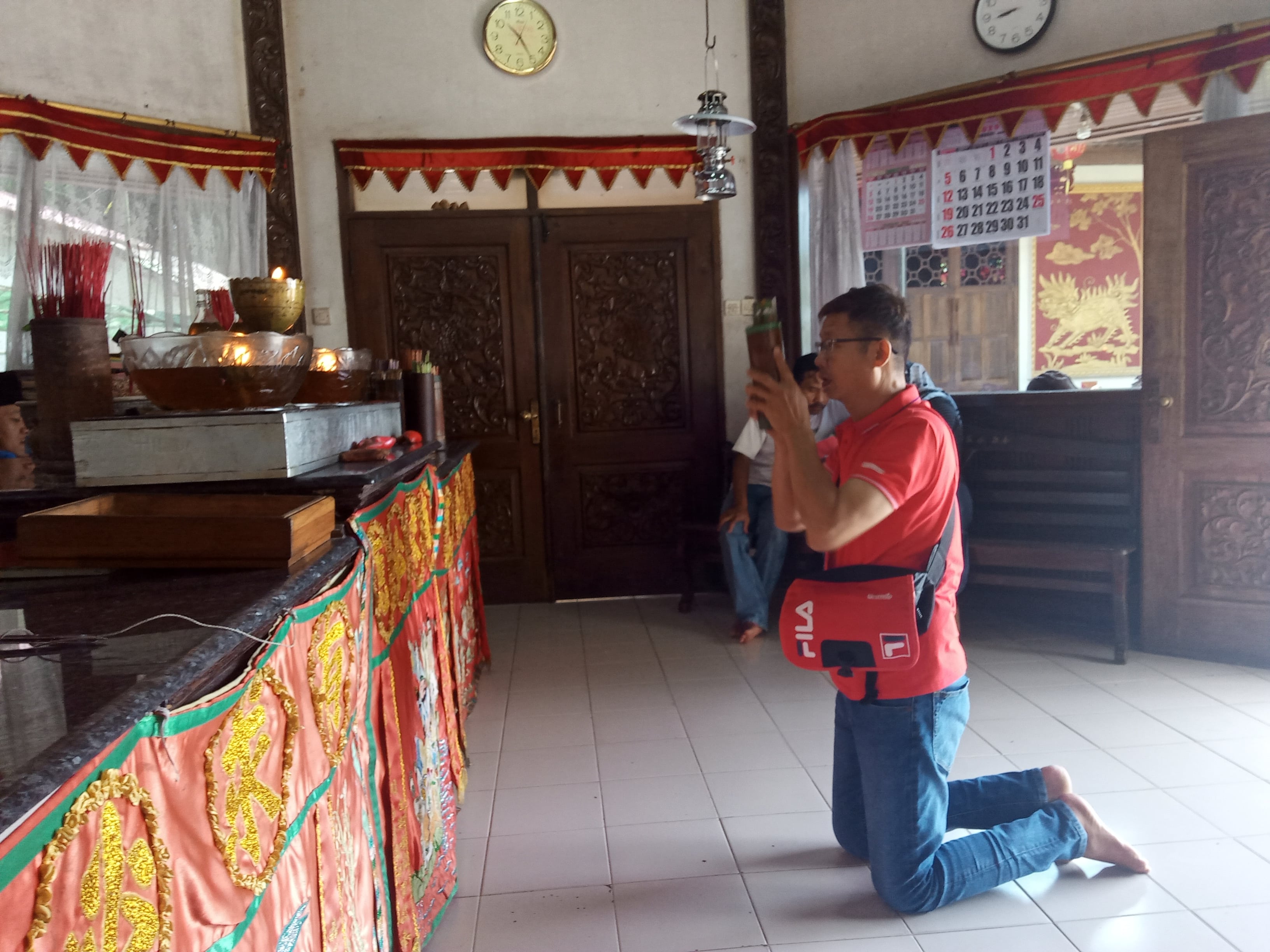 Salah satu pengunjung yang menjajal ramalan kuno Cina. (Foto: Theo/ngopibareng.id)