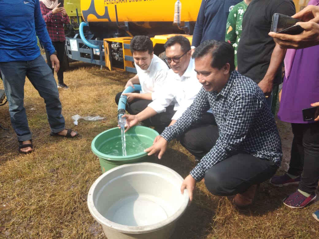 Wakil Gubernur Jawa Timur, Emil Elistianto Dardak, saat melakukan dropping air di kawasan Wonokoyo, Kedungkandang, Kota Malang. (Foto: Theo/ngopibareng.id)