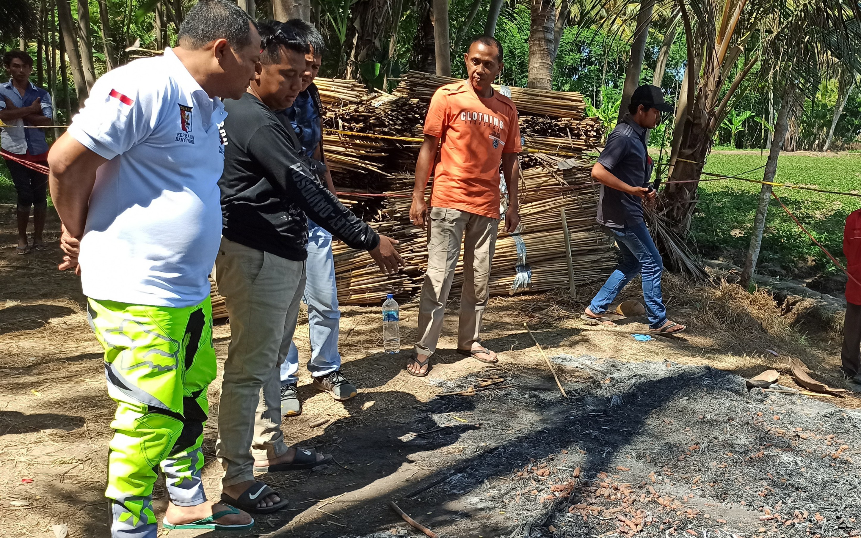 Kapolresta Banyuwangi Kombespol Arman Asmara Syarifudin bersama Kasat Reskrim AKP M. Solikhin Ferry saat mengecek TKP penemuan mayat Rosida (Foto: Hujaini/ngopibareng.id)