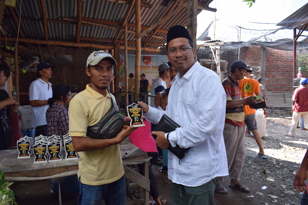 Bakal Calon Bupati Sidoarjo Ahmad Muhdlor Ali (Gus Muhdlor) saat memberikan piala kepada pemenang kicau mania piala Gus Muhdlor. (Foto: Istimewa)