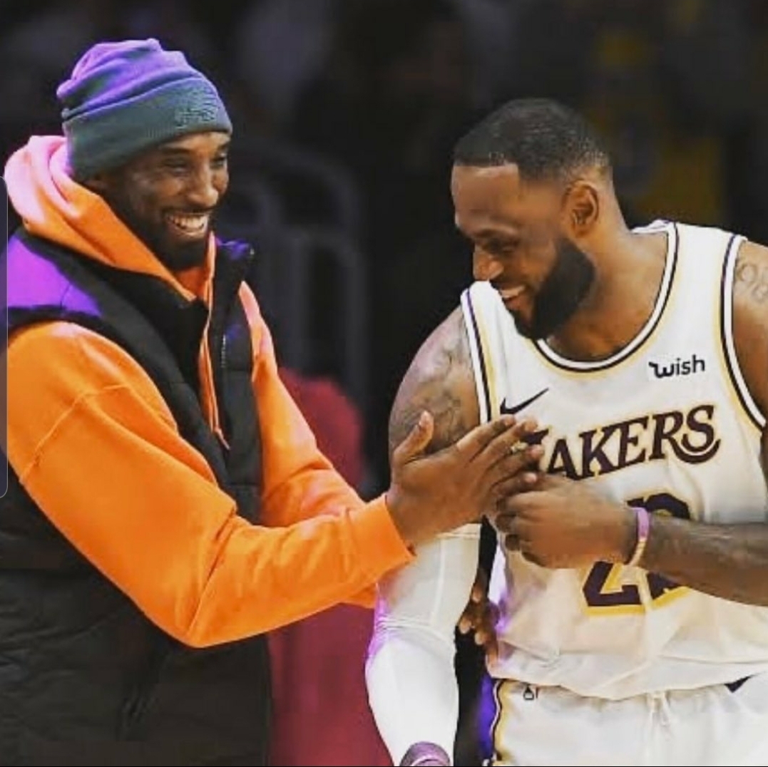 Kobe Bryant dan LeBron James dalam salah satu pertandingan NBA. (Foto: instagram/@KobeBryant)