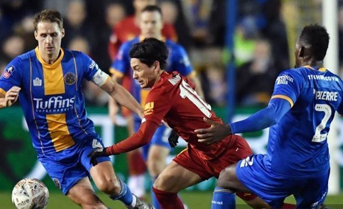 Pemain baru  Minamino diturunkan saat Liverpool dipaksa bermain imbang 2 - 2 lawan Shrewsbury  Town, Senin dini hari. (Foto:Reiters)  