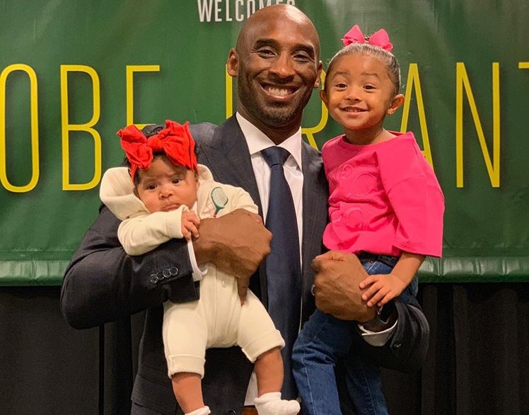 Kobe Bryant bersama dua bayinya. (Foto: instagram @kobebriant)