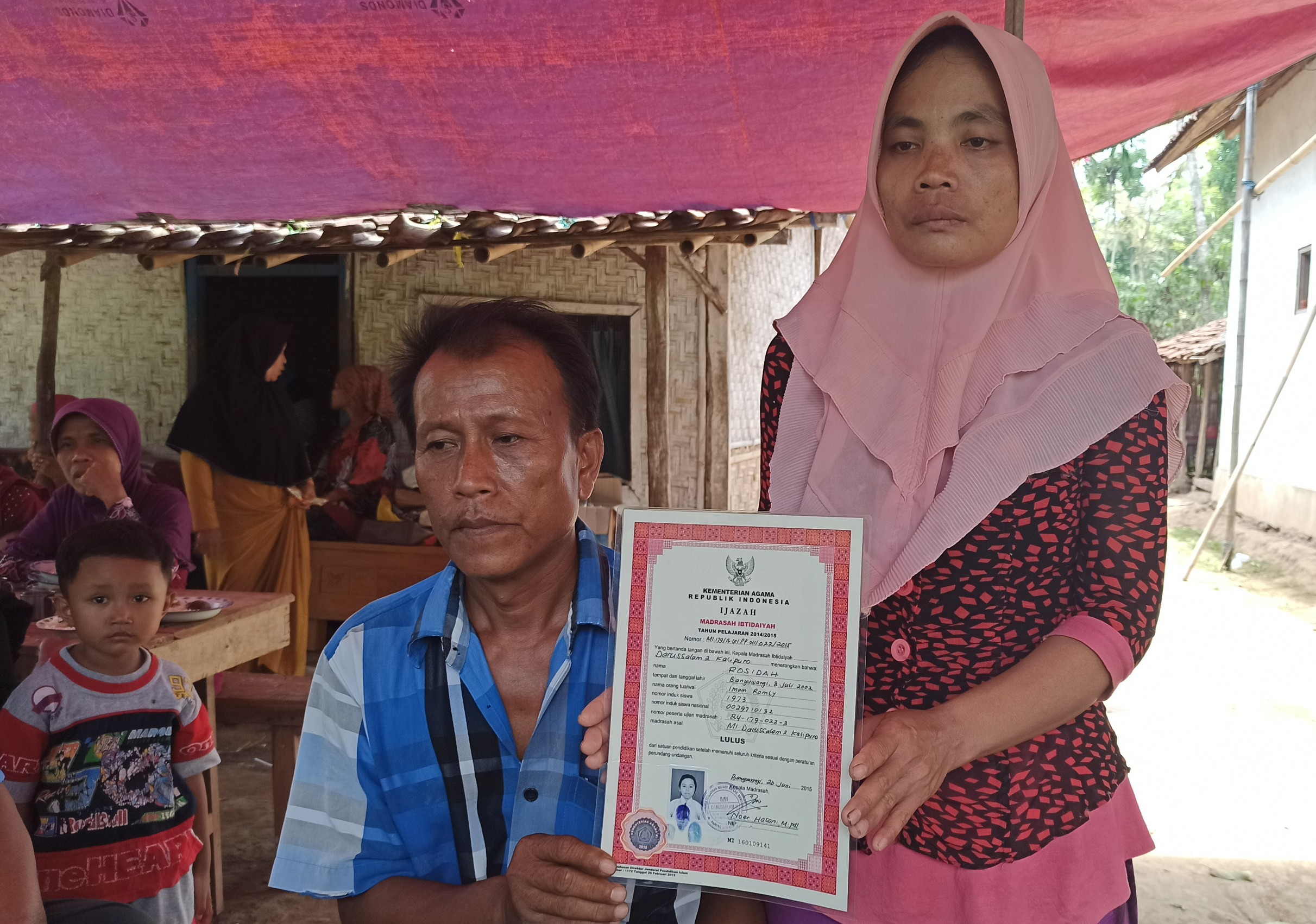 Kakek Rosidah, Musana dan Ibu Rosidah, Susiama menunjukkan ijazah almarhum Rosidah. (Foto: Hujaini/ngopibareng.id)