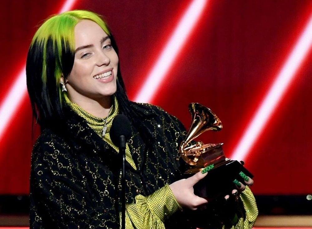 Billie Eilish meraih trofi Grammy Awards 2020. (Foto: Instagram @recordingacademy)