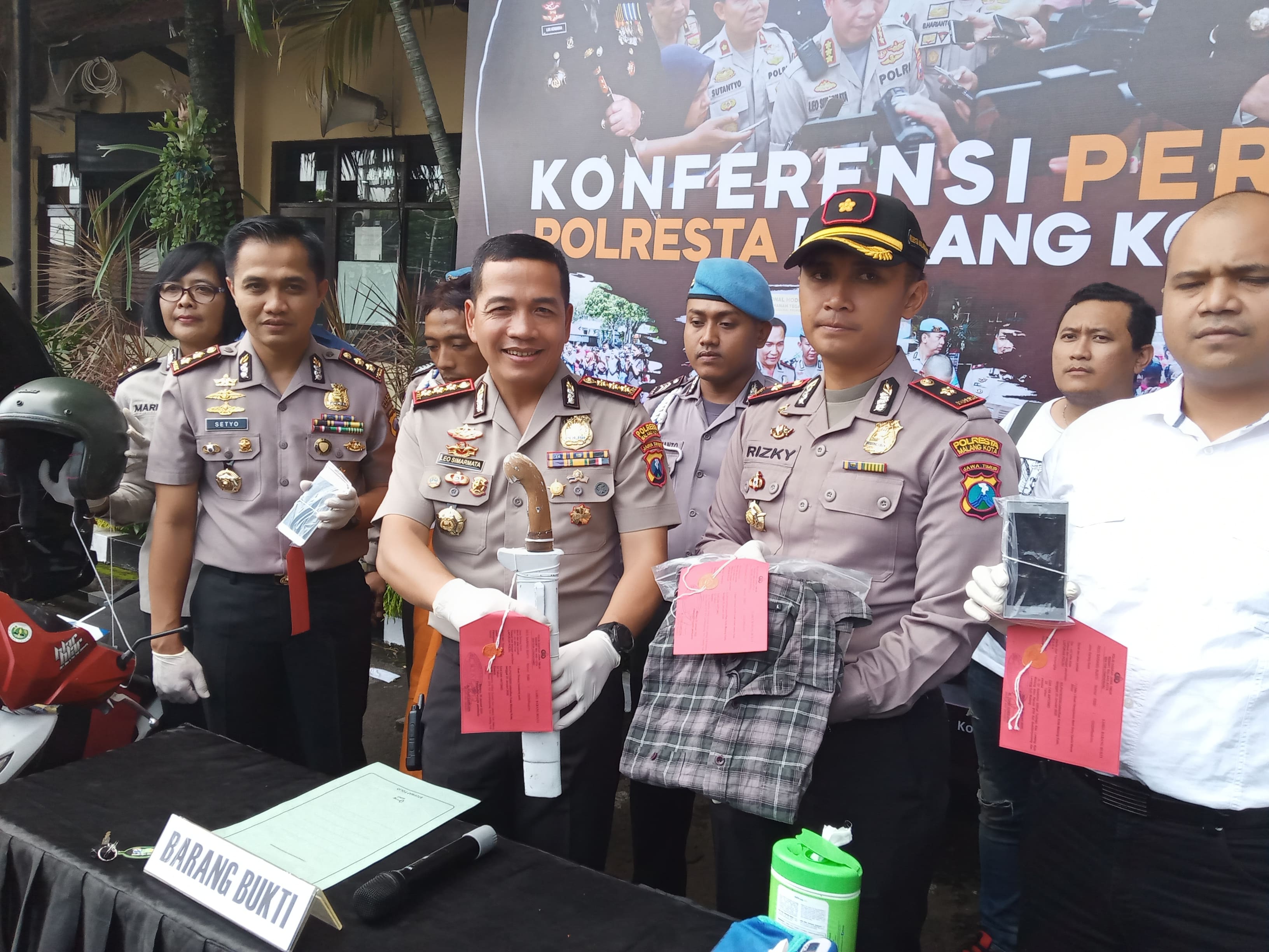 Kapolresta Malang Kota, Kombes Pol Leonardus Simarmata Harapantua Permata, saat rilis kasus di halaman Mapolresta Malang Kota. (Foto: Theo/ngopibareng.id)