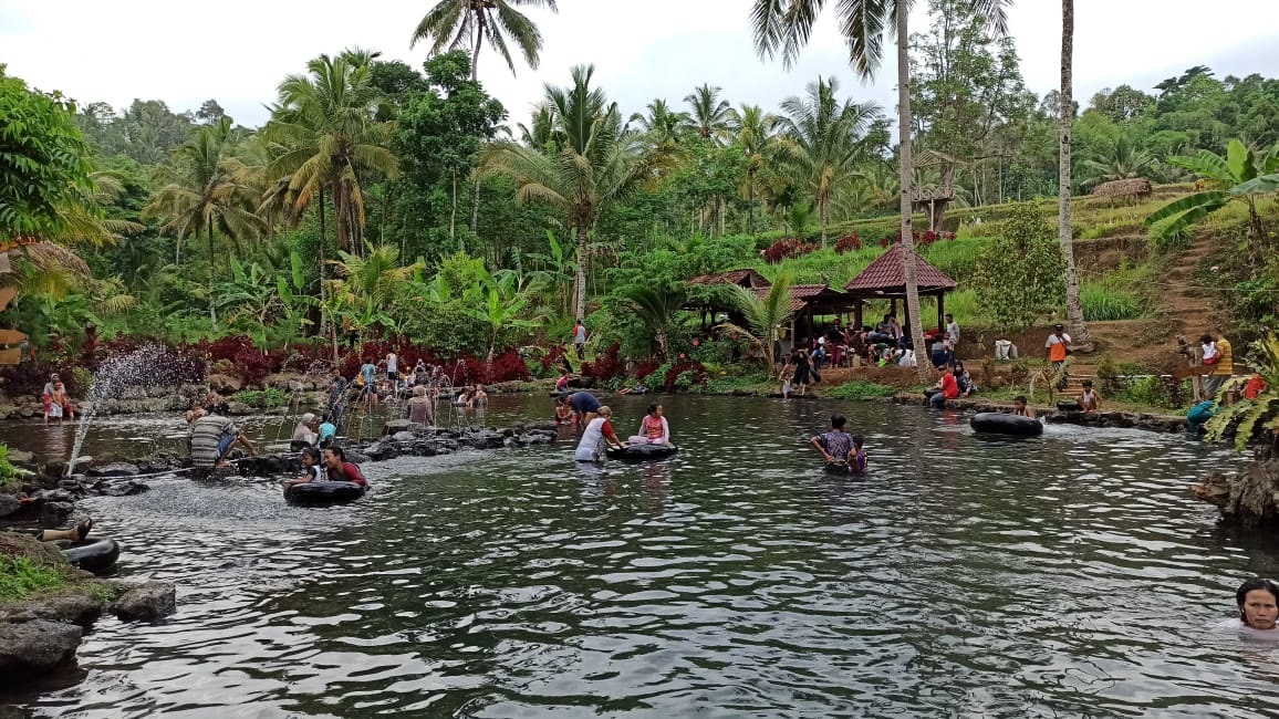 Suasana pemandian alami di Kampung Jopuro Banyuwangi. (Foto: Hujaini/ngopibareng.id)