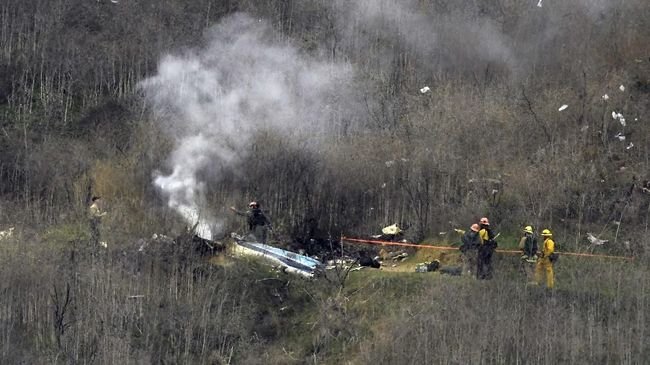 Puing helikopter pribadi Kobe Bryant berjenis Sikorsky S-76B di perbukitan Calabasas, California, Amerika Serikat. (Foto: AP)