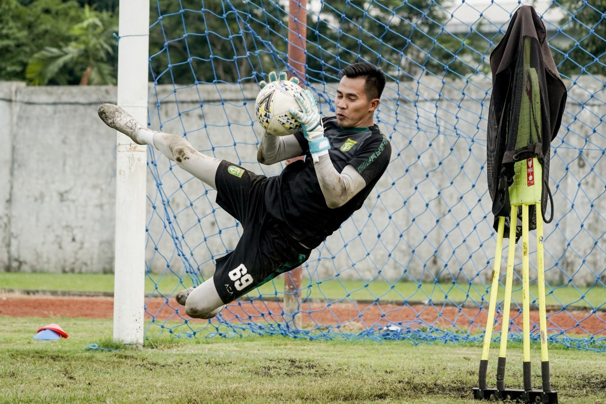 Kiper, Angga Saputra berlatih bersama Persebaya. (Foto: Persebaya.id)