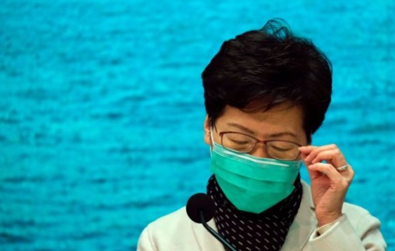 Carrie Lam, pemimpin pemerintahan Hong Kong saat mengumumkan penutupan perbatasan dengan China. (Foto:Bbc.com)