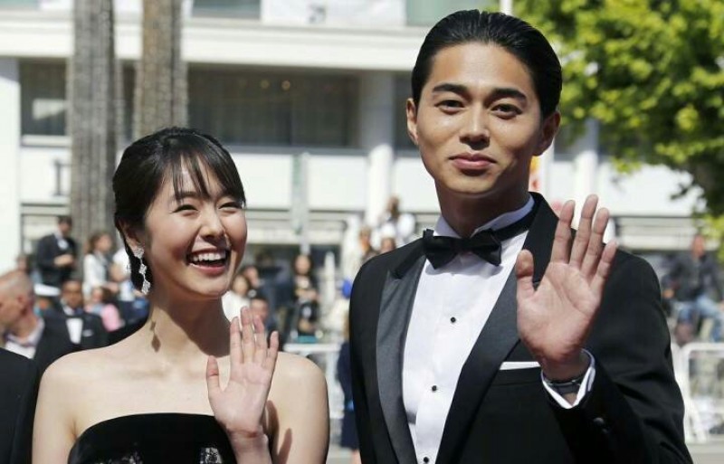 Artis Erika Karata dan Masahiro Higashide selingkuh saat membintangi film Asako I & II. (Foto: Bunshun)