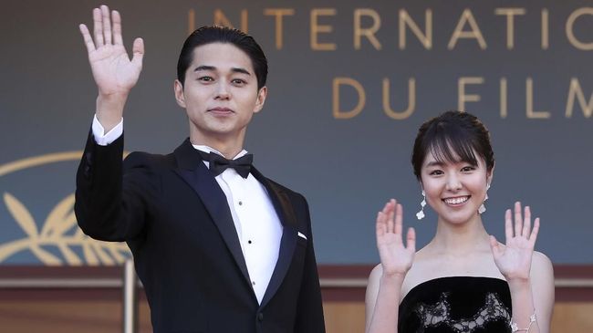 Aktor Masahiro Higashide selingkuh dengan Erika Karata, saat sang istri tengah hamil anak ketiga. (Foto: Bunsun)