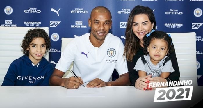 Fernando Luis Roza alias Fernandinho bersama keluarga. (Foto: Twitter @ManCity)