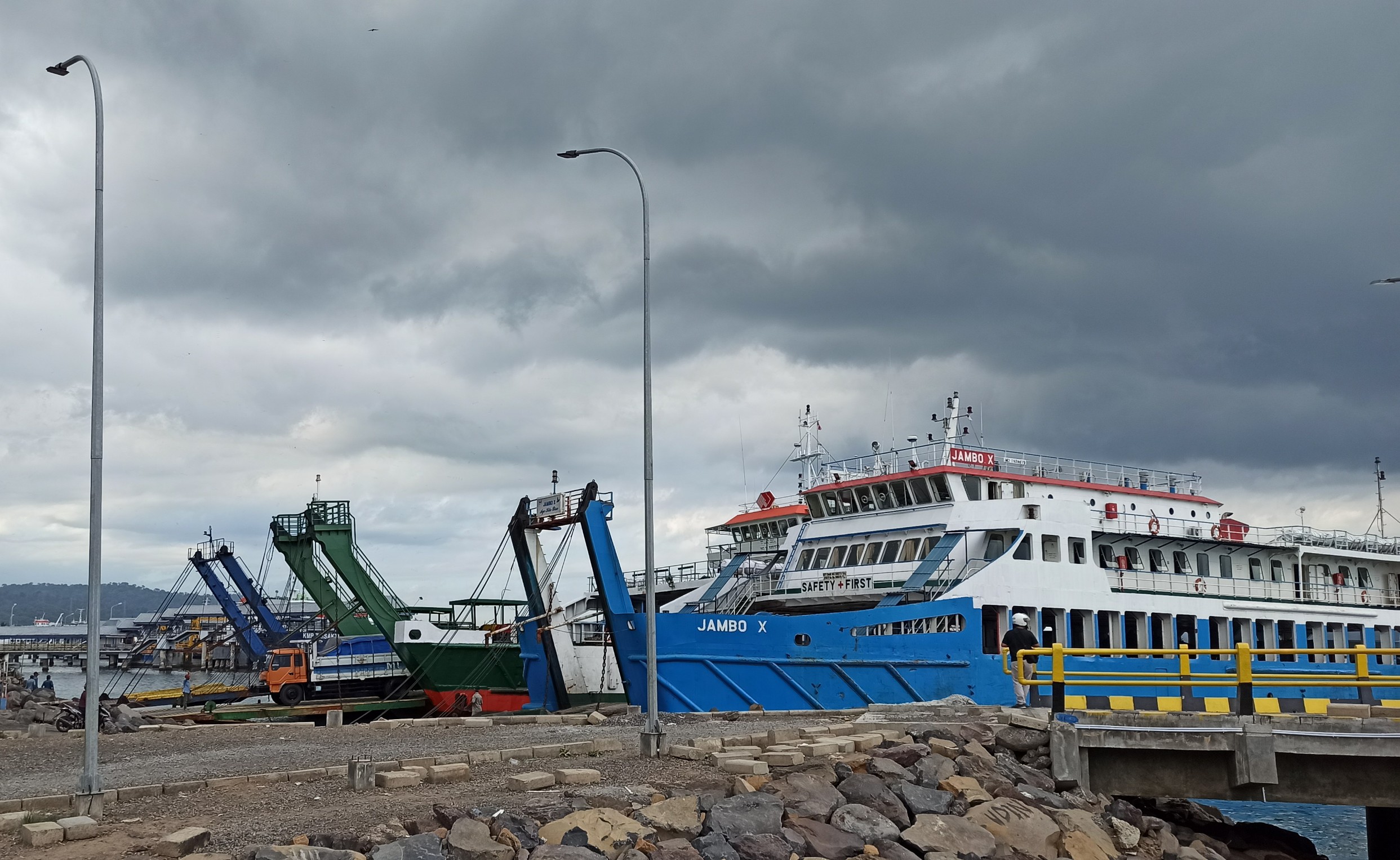 Situasi di dermaga LCM pelabuhan penyeberangan Ketapang. (Foto: Hujaini/ngopibareng.id)