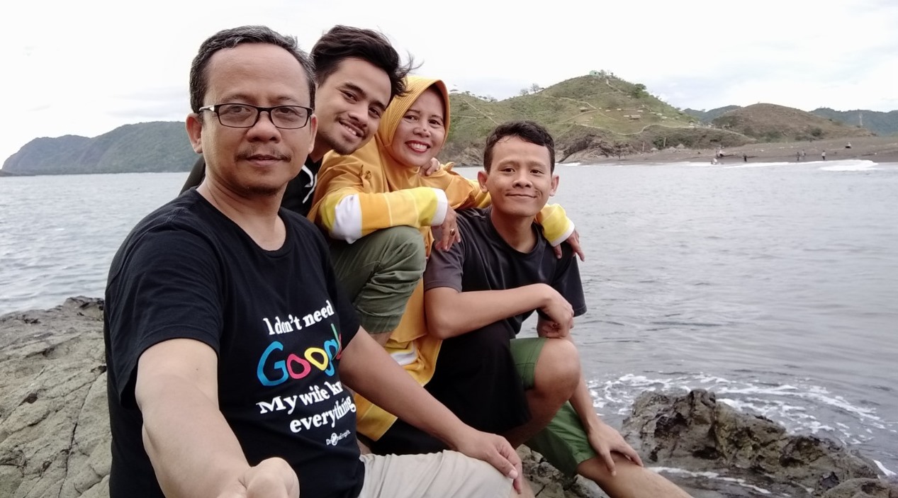 Niko Akbar (nomor dua dari kiri) dan Niko Reza (paling kanan) bersama ayah dan ibunya saat berlibur di Pantai Selatan, Jember. (Foto: Dok. Keluarga)