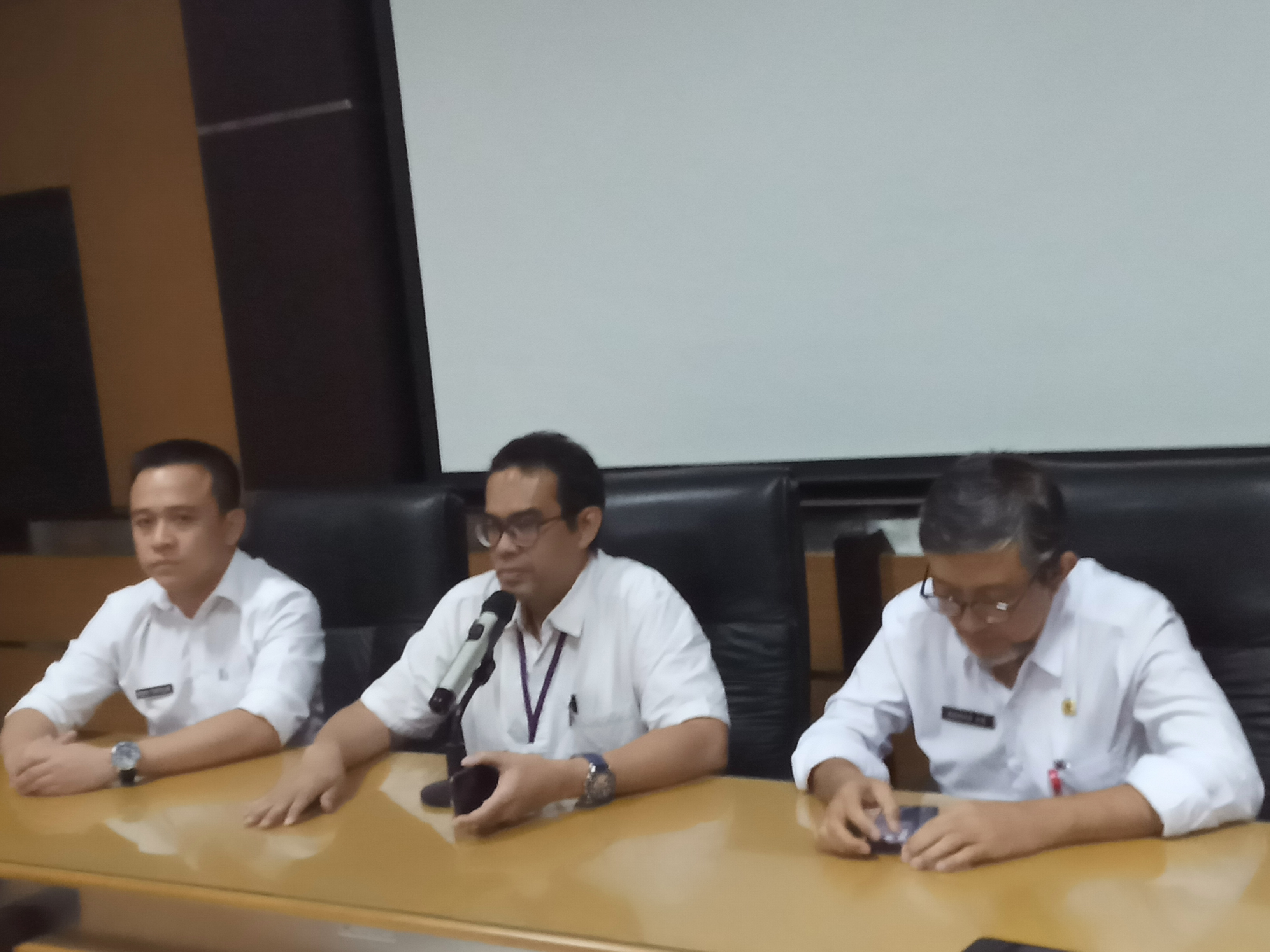 Ketua tim khusus penanganan virus corona RSSA Kota Malang, dr. Didi Candradikusuma saat konferensi pers di Ruangan Singosari RSSA Kota Malang (Theo/ngopibareng.id)