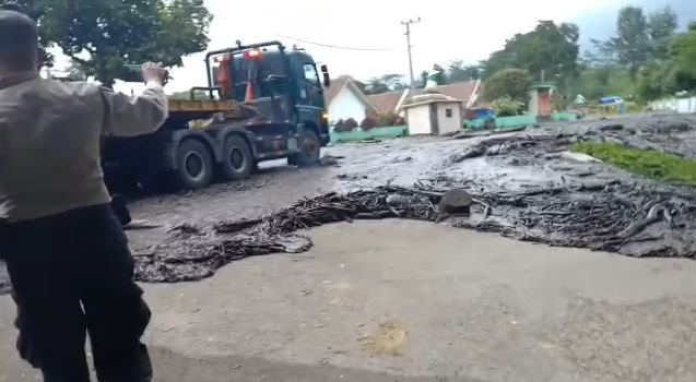 Banjir bandang melanda sejumlah rumah, bahkan hingga masuk ke jalan raya di Desa Kalisat, Kecamatan Ijen, Bondowoso. (Foto: Tangkapan Video Banjir)